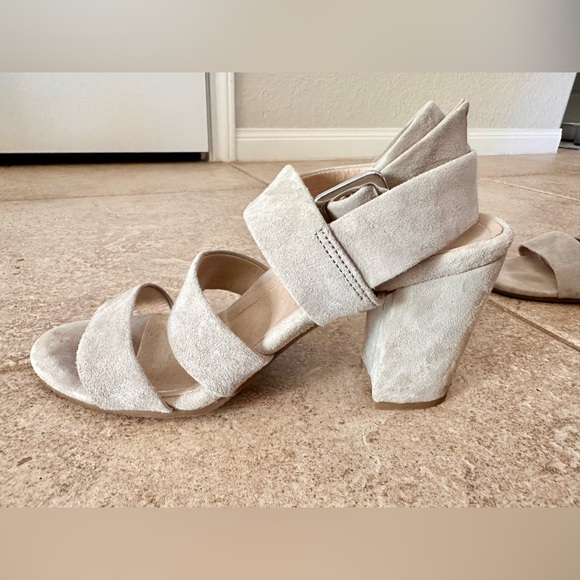 Vionic Perk Blaire Suede Heel - Picture 9 of 13